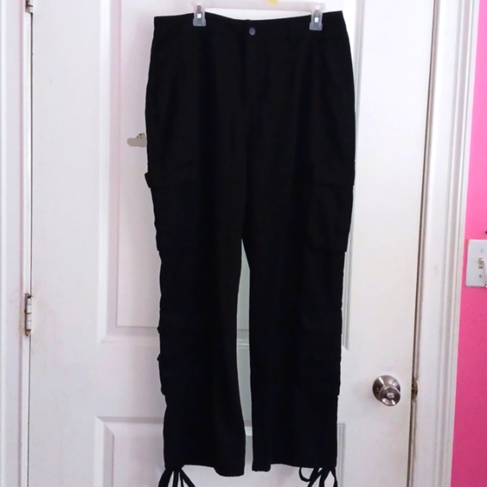 Women's High-Rise Straight Leg Cargo Pants NWOT.